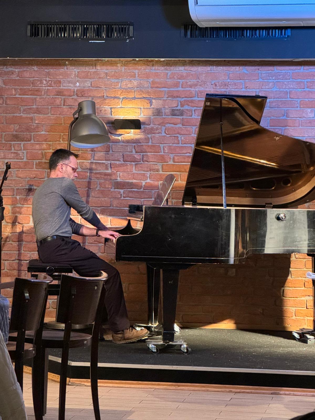 Gregor am Klavier im Maschu, Maschu