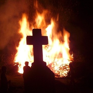 Kreuz im Feuer